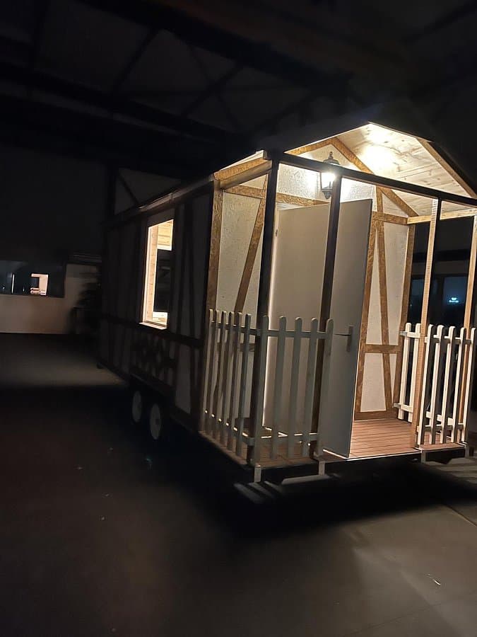 Event-Wagen mit überdachter Veranda – ideal für Feste im Freien